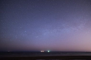 gece gökyüzünde yıldız sahilde. alan görünüm.