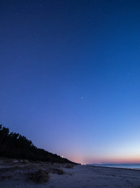 Céu noturno com estrelas na praia. vista espacial . — Fotografia de Stock
