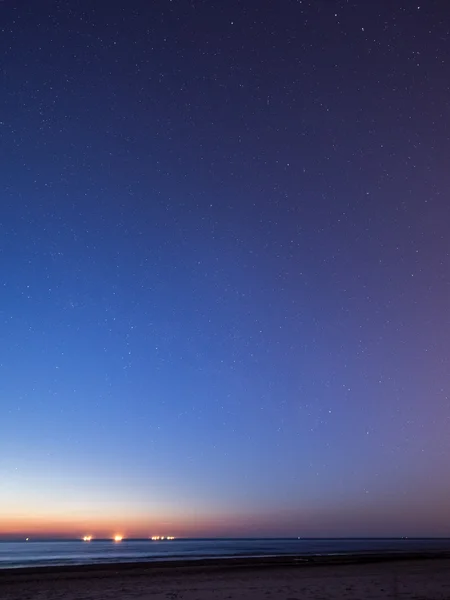 Cielo nocturno con estrellas en la playa. vista del espacio . — Foto de Stock