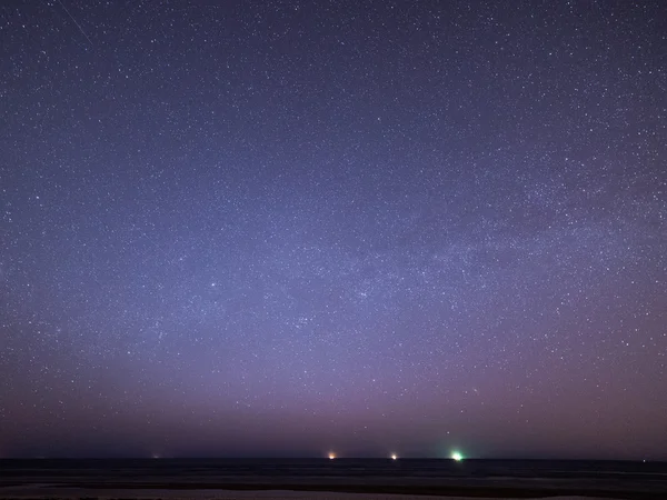 Cielo nocturno con estrellas en la playa. vista del espacio . — Foto de Stock