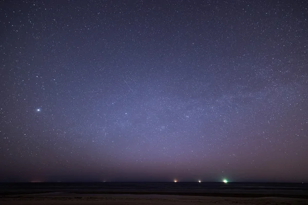 Cielo nocturno con estrellas en la playa. vista del espacio . — Foto de Stock