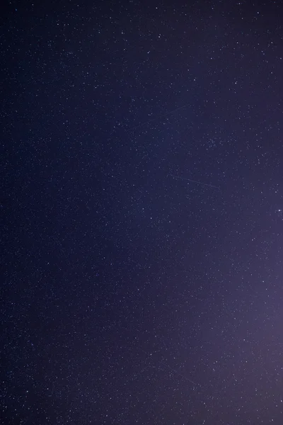 Cielo nocturno con estrellas en la playa. vista del espacio . — Foto de Stock