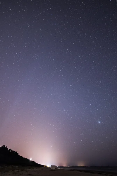 Cielo nocturno con estrellas en la playa. vista del espacio . — Foto de Stock