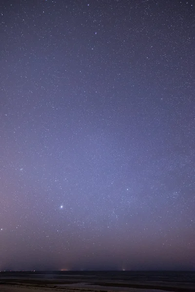 Cielo nocturno con estrellas en la playa. vista del espacio . — Foto de Stock