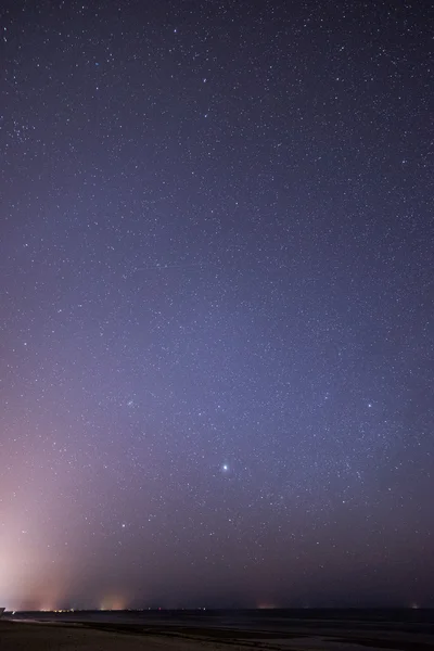 Cielo nocturno con estrellas en la playa. vista del espacio . — Foto de Stock