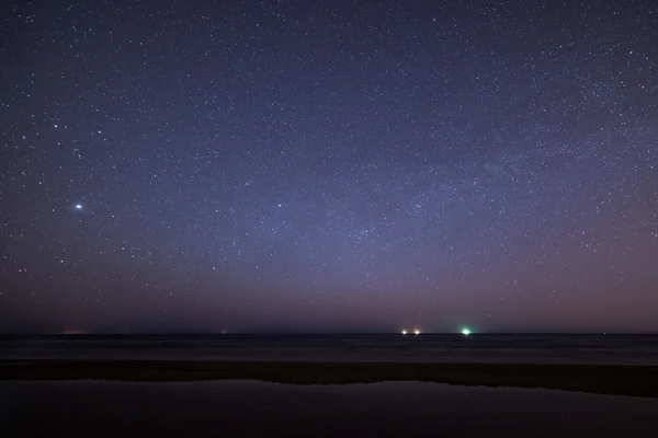 Cielo nocturno con estrellas en la playa. vista del espacio . — Foto de Stock