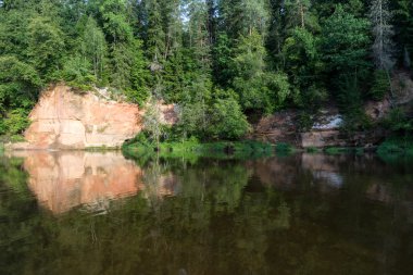 nehir weater ve kumtaşı kayalıklardan yansımaları ile