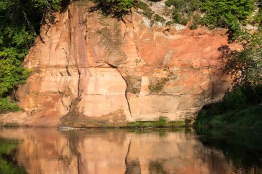 Nehir su ve kumtaşı kayalıklardan yansımaları ile