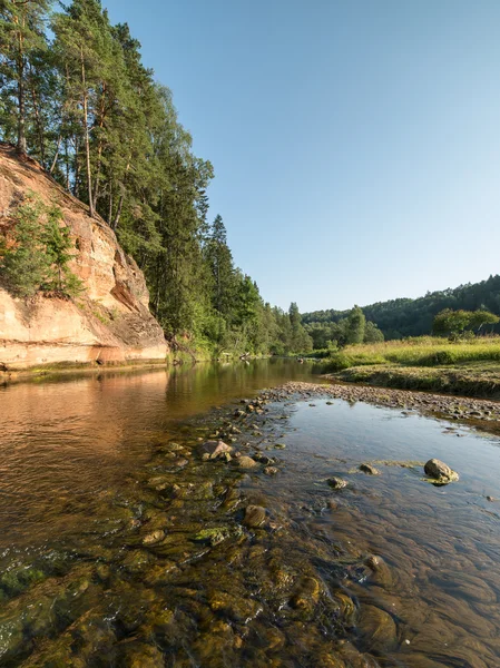 Floden med reflektioner i vatten och sandsten klippor — Stockfoto