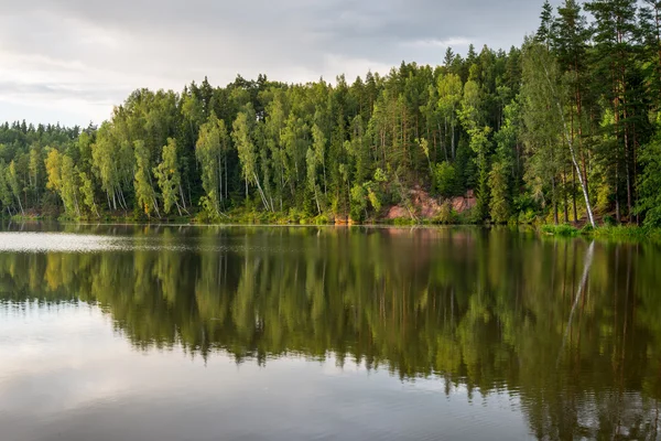 Río con reflejos en acantilados de agua y arenisca — Foto de Stock