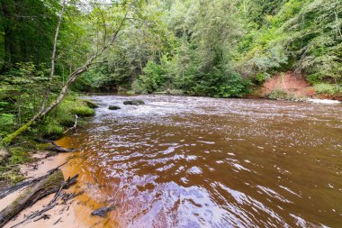 Dağ nehir Flowing su akışı ve kumtaşı kayalıklarla ile