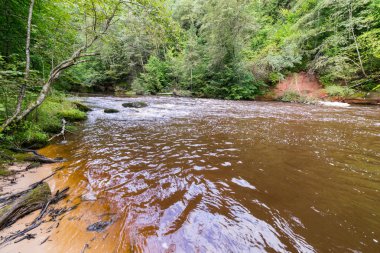 Dağ nehir Flowing su akışı ve kumtaşı kayalıklarla ile