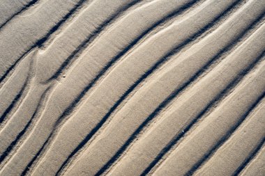 Rafine edilmemiş, nemli ve grenli doğal golde bir arka plan dokusu