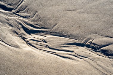 Rafine edilmemiş, nemli ve grenli doğal golde bir arka plan dokusu