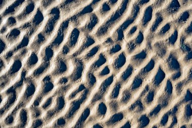 Rafine edilmemiş, nemli ve grenli doğal golde bir arka plan dokusu