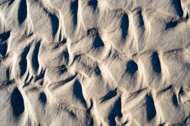 Rafine edilmemiş, nemli ve grenli doğal golde bir arka plan dokusu