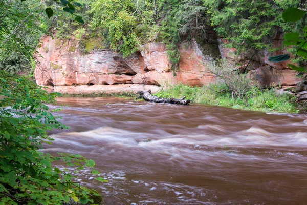 Rio Montanha com Fluxo de Água e penhascos de arenito — Fotografia de Stock