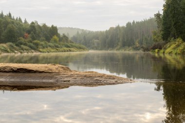 Dağ nehre Flowing su akışı ve sandsto ile göster