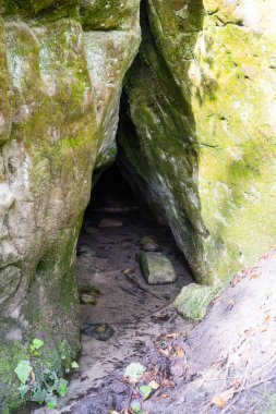 kumtaşı kayalıklarla yazıtlı