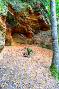 kumtaşı kayalıklarla yazıtlı