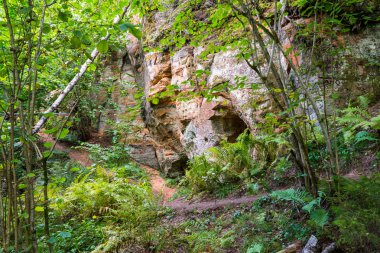 kumtaşı kayalıklarla yazıtlı