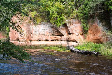 Dağ nehre Flowing su akışı ve sandsto ile göster