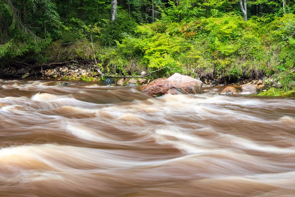 Vista al río de la montaña con corriente de agua y arenassto —  Fotos de Stock