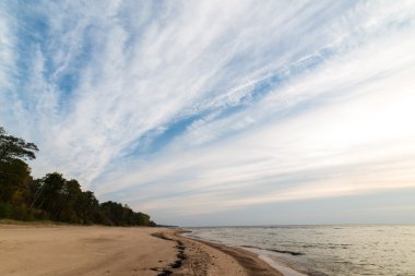 Baltık Denizi plaj kayalar ve kum tepeleri ile kıyı