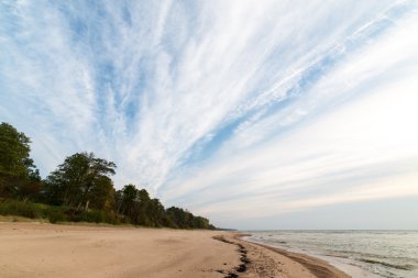 Baltık Denizi plaj kayalar ve kum tepeleri ile kıyı