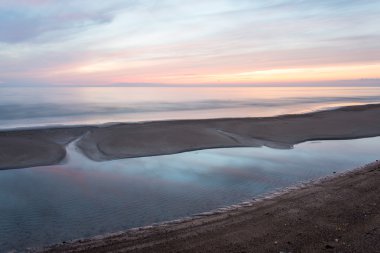 uzun pozlama ile dramatik mavi günbatımı dalgalar yıkanmış