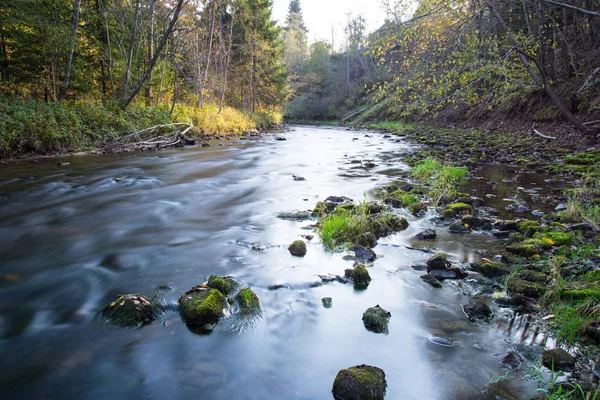 Rio de montanha com rochas e arenitos — Fotografia de Stock