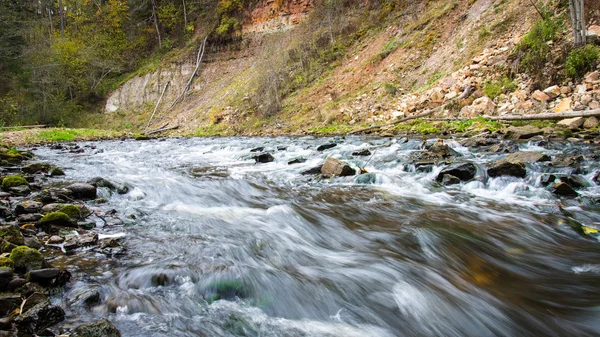 Berg rivier met rotsen en zandsteen — Stockfoto