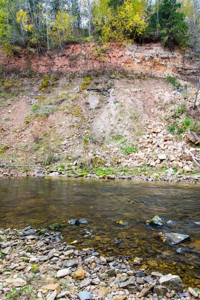 Rivière de montagne avec rochers et grès — Photo
