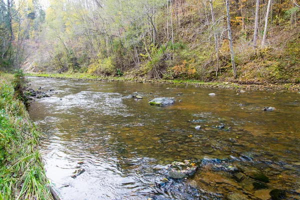 Berg rivier met rotsen en zandsteen — Stockfoto