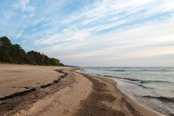 Ακτογραμμής της Βαλτικής Θάλασσας παραλία με βράχια και αμμοθίνες — Φωτογραφία Αρχείου