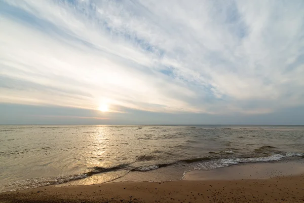 Linea costiera della spiaggia del Mar Baltico con rocce e dune di sabbia — Foto Stock