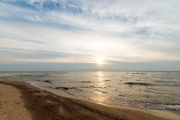 Litoral da praia do mar Báltico com rochas e dunas de areia — Fotografia de Stock