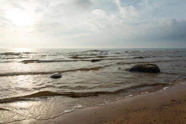 Linii brzegowej plaży Morza Bałtyckiego ze skał i wydmy — Zdjęcie stockowe