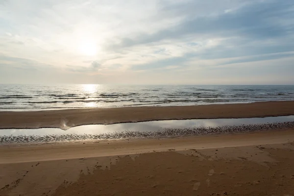 Linii brzegowej plaży Morza Bałtyckiego ze skał i wydmy — Zdjęcie stockowe