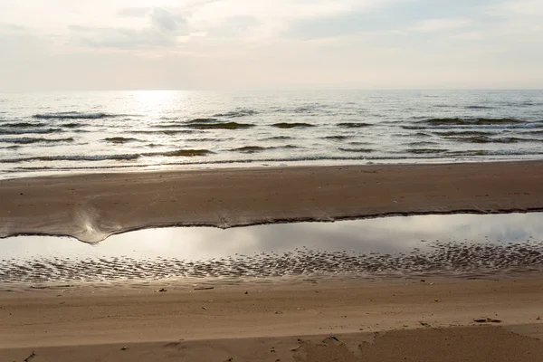 ชายฝั่งของชายหาดทะเลบอลติกที่มีหินและเนินทราย — ภาพถ่ายสต็อก