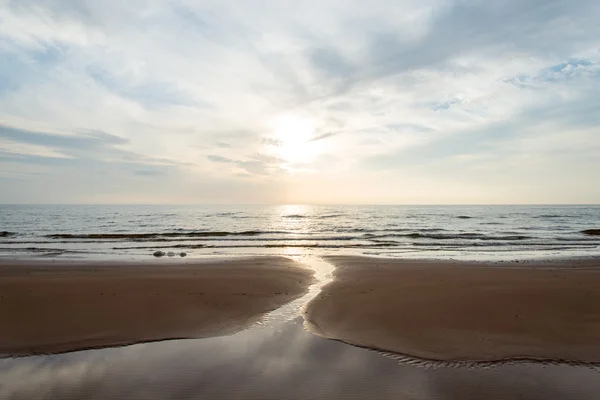 Orilla de la playa del mar Báltico con rocas y dunas — Foto de Stock