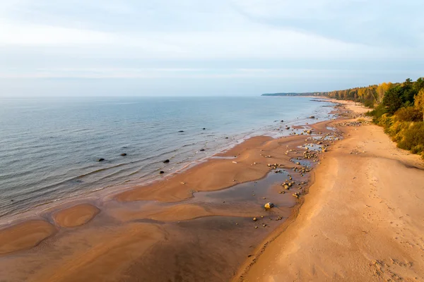 Vue aérienne sur le rivage de la mer Baltique plage avec des rochers et — Photo