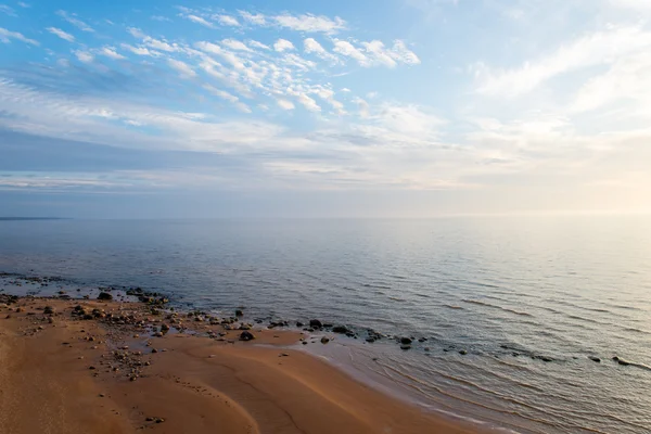 Ptaka do linii brzegowej Bałtyku plaża ze skał i — Zdjęcie stockowe
