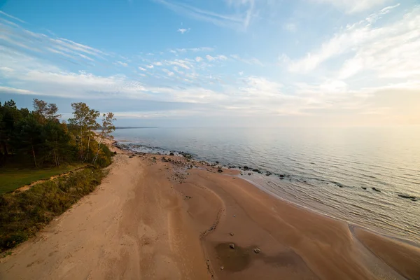 바위와 해변의 해안선의 발트 해에 공중 보기 및 — 스톡 사진