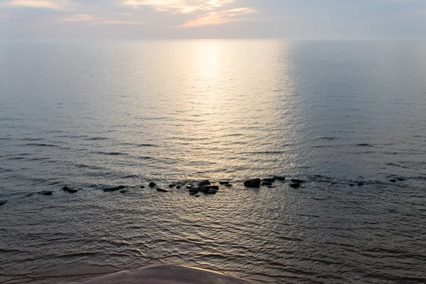 Vista aérea para a costa da praia do mar Báltico com rochas e — Fotografia de Stock