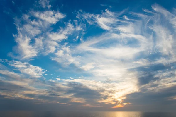 mavi gökyüzü woth bulutlar portre