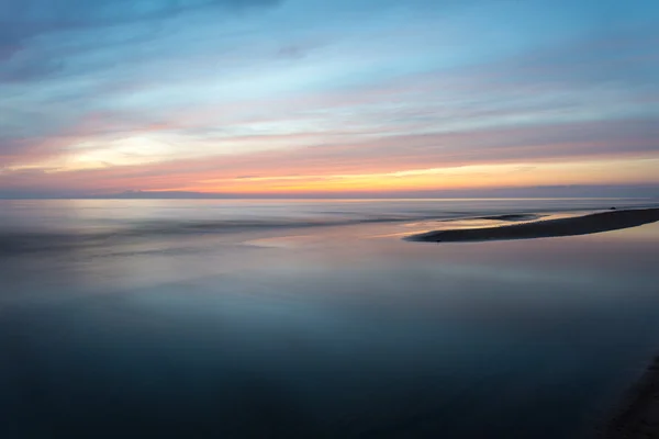 Langzeitbelichtung dramatischer blauer Sonnenuntergang mit ausgewaschenen Wellen — Stockfoto
