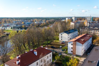 Yukarıdan küçük kasaba sonbahar panoramik görünüm