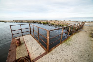 paslı metal raylar ile eski köprü