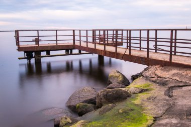 paslı metal raylar ile eski köprü